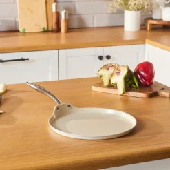 Karaca Swiss Crystal Almond Cream Pfannkuchenpfanne mit Edelstahlgriff 28 cm Creme01 Clearance