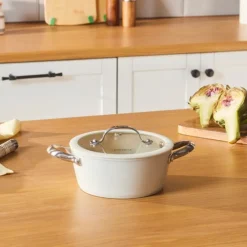 Karaca Swiss Crystal Almond Cream Kasserolle mit Edelstahlgriff 18 cm Creme01 Outlet