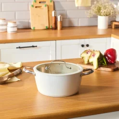 Karaca Swiss Crystal Almond Cream Kasserolle mit Edelstahlgriff 24 cm Creme01 Discount