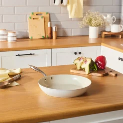 Karaca Swiss Crystal Almond Cream Pfanne mit Edelstahlgriff 30 cm Creme01 Outlet