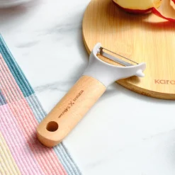 Karaca x Refika Gadgets Seitenschäler mit Holzgriff Grau02