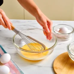 Karaca x Refika Gadgets Schneebesen mit Holzgriff und Silikon-Schaber Grau02