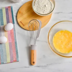 Karaca x Refika Gadgets Schneebesen mit Holzgriff und Silikon-Schaber Grau02